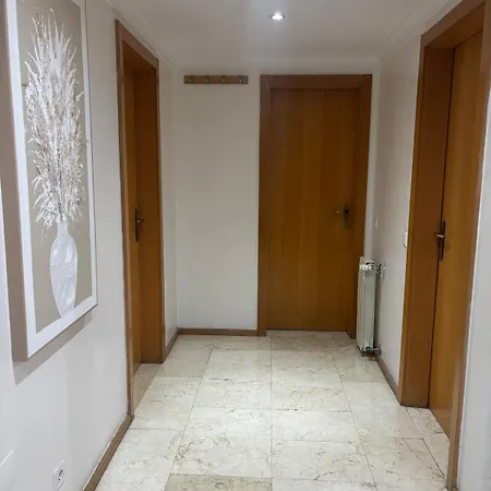 3br Family-sized Flat In Lumiar 아파트 리스본